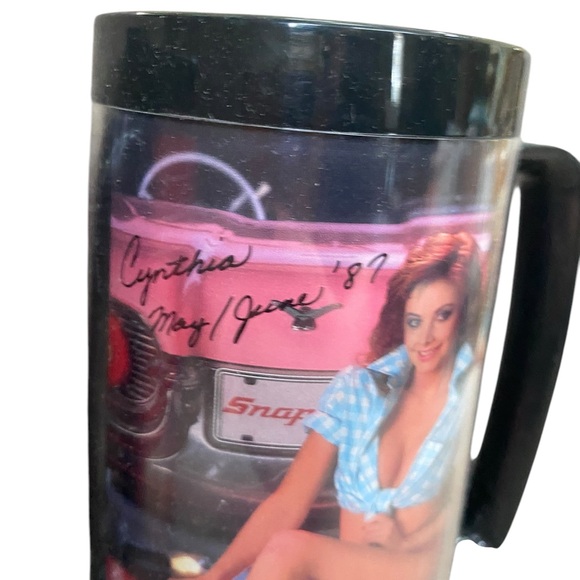 Lot of two vintage 1980s Snap-On Tool Mugs featuring toolmate girls Pin-up 80s - Picture 8 of 9